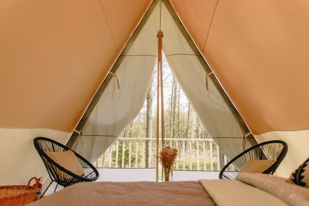 Innenraum der Prisma A-Frame-Einheit mit Sitzbereich