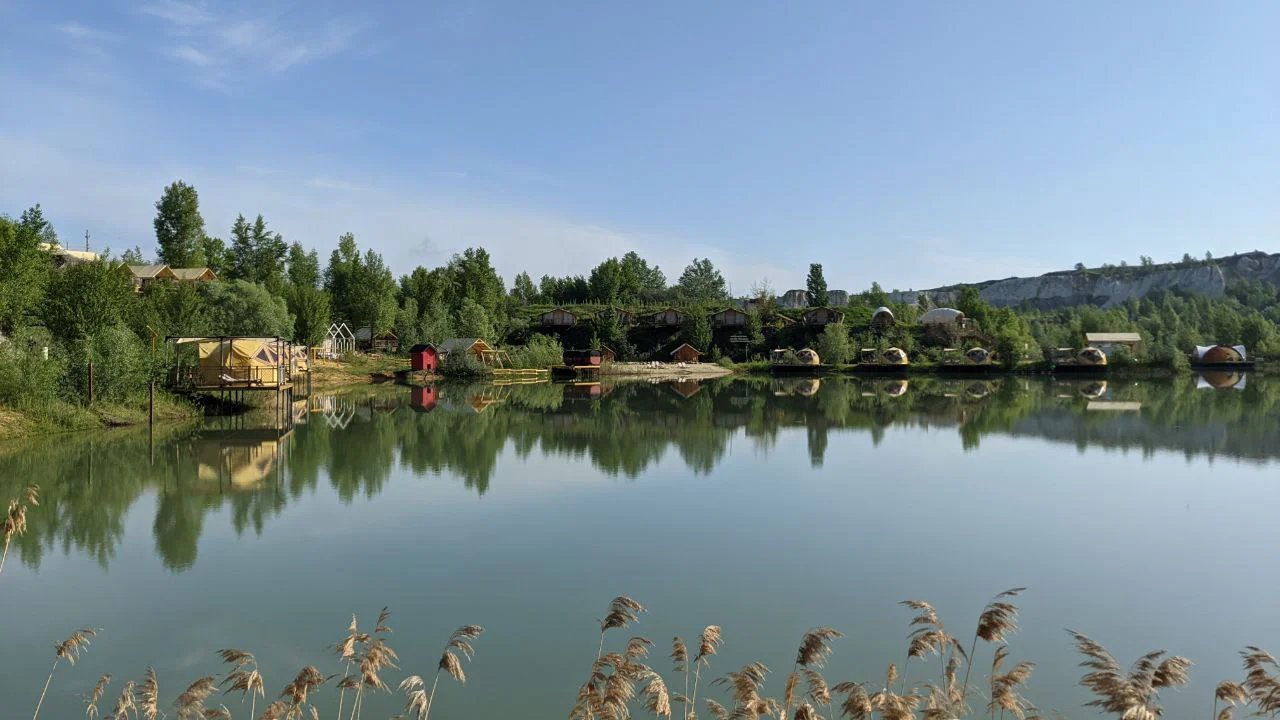 Glamping-Unterkunft an einem See in natürlicher Umgebung