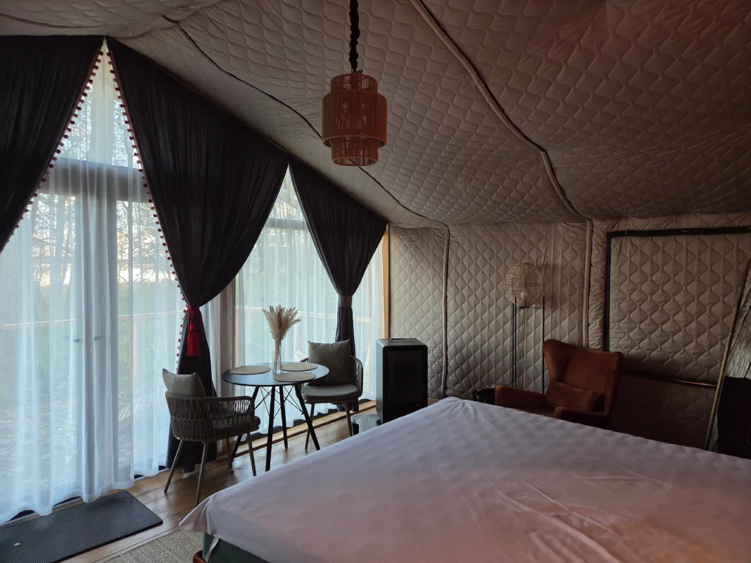 Slaap- en zitgedeelte in een Family glampingtent