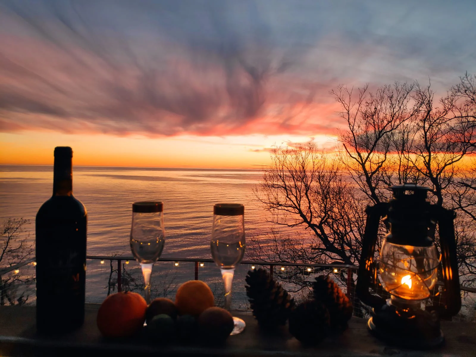 Outdoor-Glamping mit Blick über das Wasser bei Sonnenuntergang