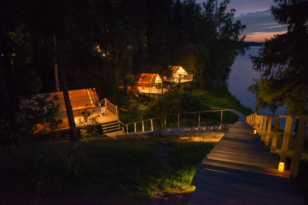 Experiencia del huésped y distribución del terreno de un resort glamping en un entorno de bosque