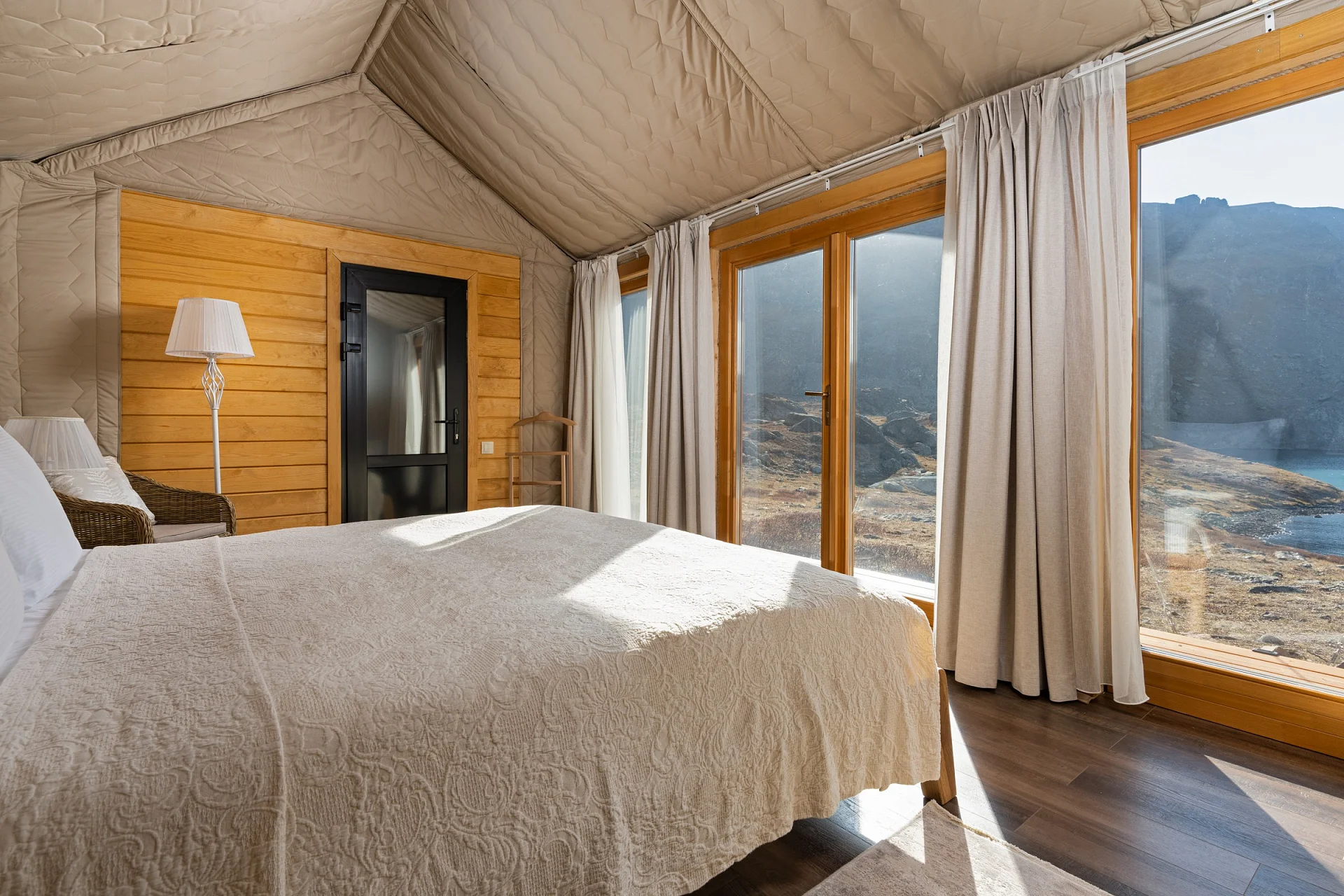 Glamping-Schlafzimmer mit Panoramablick in die Natur